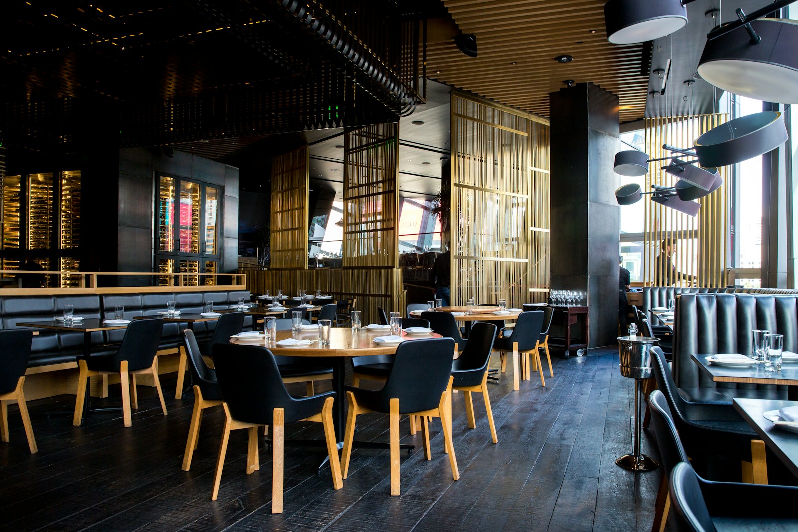 Salón cálido de un restaurante de barrio